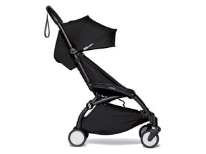 vista laterale del passeggino yoyo con rivestimento nero e telaio nero