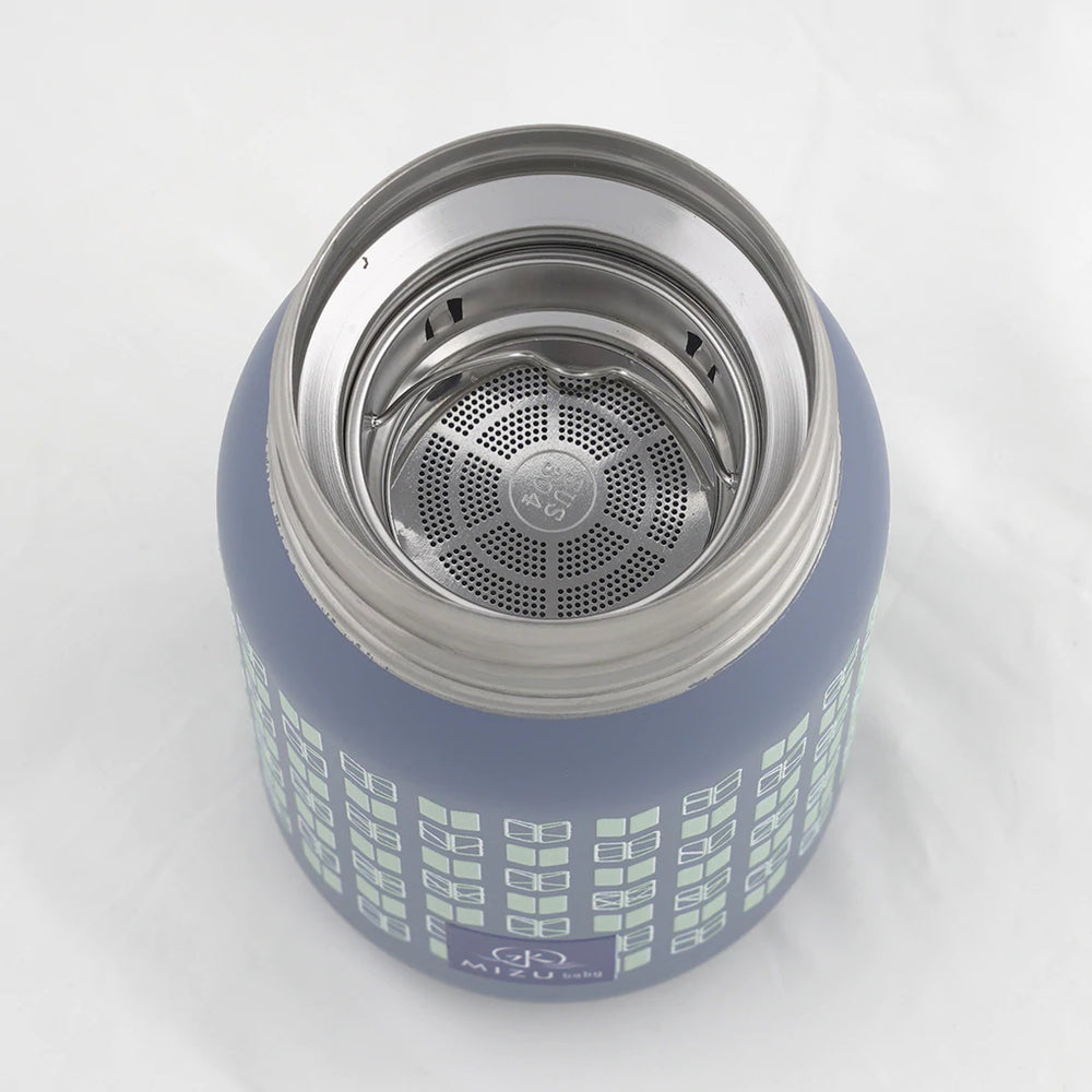 Contenitore termico Yume 300 ml, Mizu Baby. Contenitore blu aperto con vista sul filtro presente all'interno del contenitore