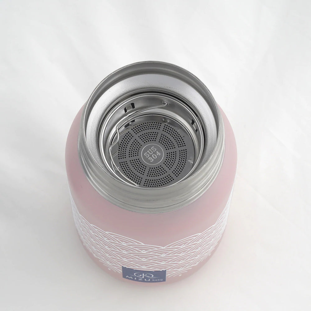 Contenitore termico Yume 300 ml, Mizu Baby. Contenitore rosa aperto con vista sul filtro presente all'interno del contenitore